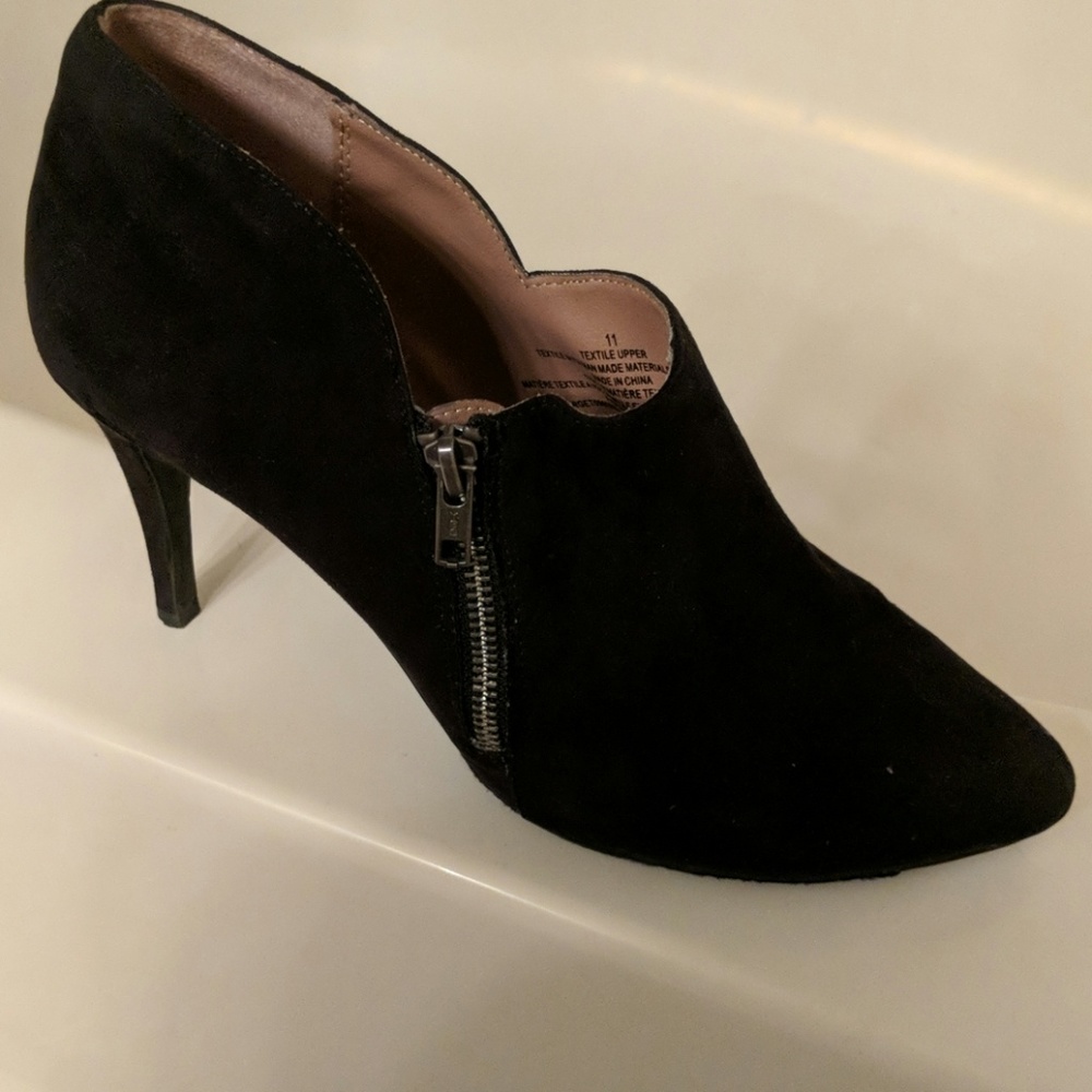 Womens blwck side zip heels